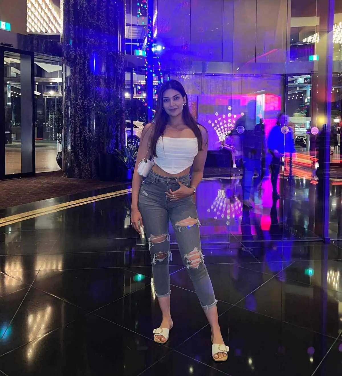 Call Girls in Noida Sector 52 Metro Station ((8860280117)) Cash Payment No Advance