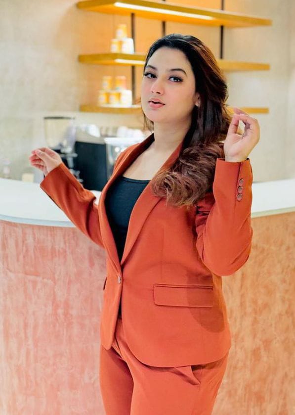 Russian escorts in Hotel The LaliT Delhi ❀ 9958560360 ❀ Book now